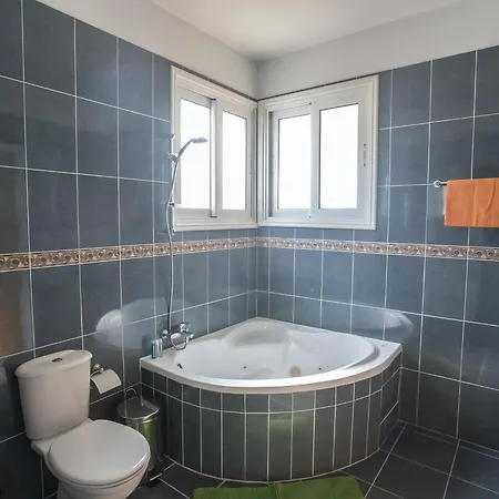 Villa Mesogi Seafront, Stunning 4bdr Fontline *